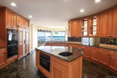 15 Gatsby Lane, Great Neck, NY 11024 - Photo 18