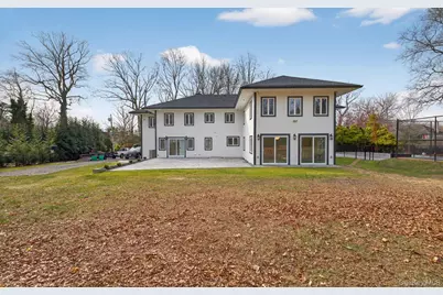 369 Vanderbilt Parkway, Dix Hills, NY 11746 - Photo 42