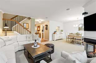 17 Sutton Pl, Islip, NY 11751 - Photo 12