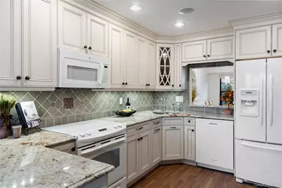 17 Sutton Place, Islip, NY 11751 - Photo 6