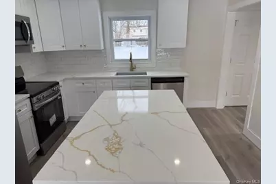 1052 Bay Shore Avenue, Bay Shore, NY 11706 - Photo 16