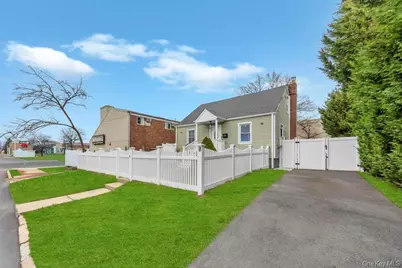 847 N Clinton Avenue, Lindenhurst, NY 11757 - Photo 2