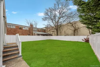 847 N Clinton Avenue, Lindenhurst, NY 11757 - Photo 16