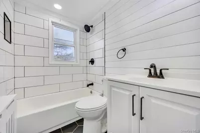 847 N Clinton Avenue, Lindenhurst, NY 11757 - Photo 8