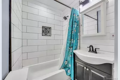 847 N Clinton Avenue, Lindenhurst, NY 11757 - Photo 10