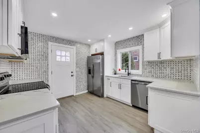 847 N Clinton Avenue, Lindenhurst, NY 11757 - Photo 6