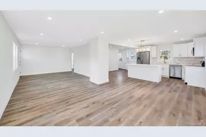 110 Monroe Avenue, Patchogue, NY 11772 - Photo 6