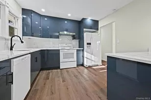 9 Harmony Ln, Glen Cove, NY 11542 - Photo 8