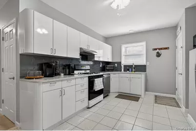 132 Roosevelt Avenue, Mineola, NY 11501 - Photo 12