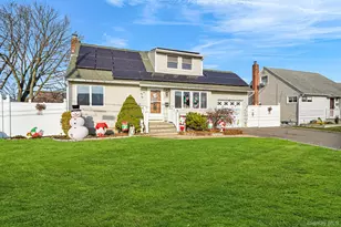 386 33rd St, Lindenhurst, NY 11757 - Photo 2