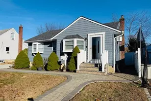 9 Ferndale Dr, Hicksville, NY 11801 - Photo 2