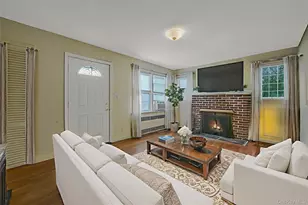 11 Doxsee Pl, Islip, NY 11751 - Photo 4