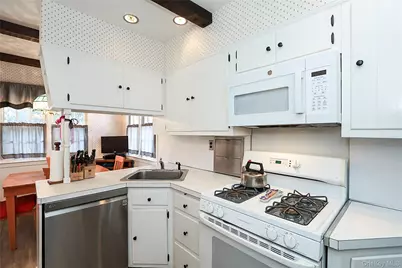 71 Beechwood Avenue, Manhasset, NY 11030 - Photo 18