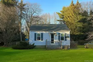 220 Larch Ln, Smithtown, NY 11787 - Photo 2