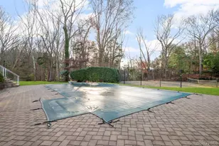 90 Rodeo Dr, Oyster Bay, NY 11791 - Photo 2