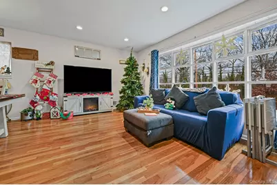 149 Crestwood Boulevard, Farmingdale, NY 11735 - Photo 6
