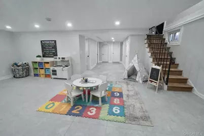 32 Berkshire Road, Great Neck, NY 11023 - Photo 8