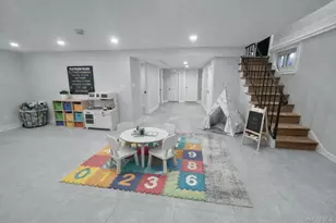 32 Berkshire Rd, Great Neck, NY 11023 - Photo 8