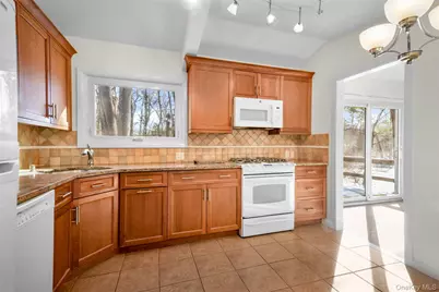 25 Wood Hollow Lane, New Rochelle, NY 10804 - Photo 8