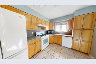 8 Pleasant Avenue, Farmingdale, NY 11735 - Photo 6