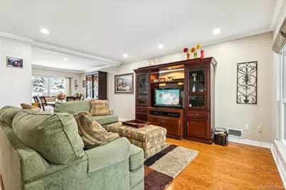 2 W Pond Court, Smithtown, NY 11787 - Photo 8