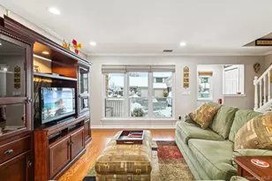 2 W Pond Ct, Smithtown, NY 11787 - Photo 4