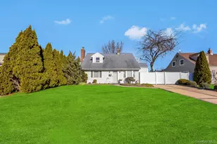 23 Haven Ln, Levittown, NY 11756 - Photo 2