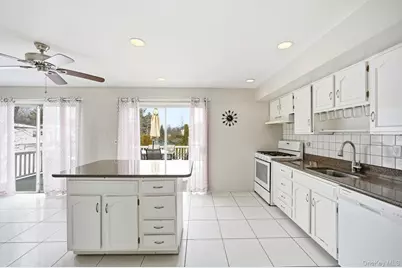 40 Pittsford Way, Nanuet, NY 10954 - Photo 4