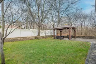 902 Linden Ave, Westbury, NY 11590 - Photo 36