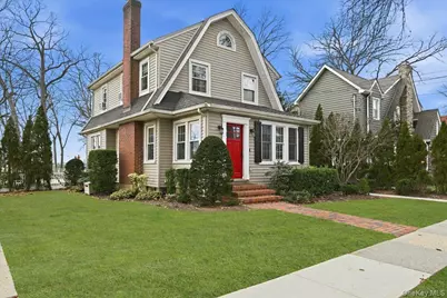 70 Larch Avenue, Floral Park, NY 11001 - Photo 2