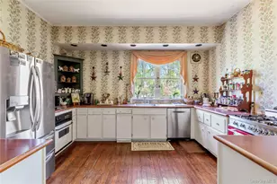 35 S Penataquit Ave, Bay Shore, NY 11706 - Photo 10