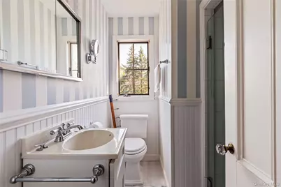 35 S Penataquit Avenue, Bay Shore, NY 11706 - Photo 14