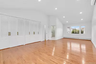 1554 Holiday Park Drive, Wantagh, NY 11793 - Photo 32