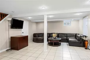 24 Ferndale Dr, Hicksville, NY 11801 - Photo 16