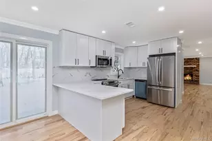 19 Stuyvesant Cir E, East Setauket, NY 11733 - Photo 12