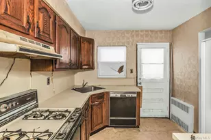 5 Preston Ln, Hicksville, NY 11801 - Photo 8