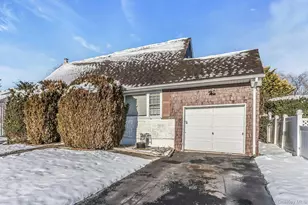 5 Preston Ln, Hicksville, NY 11801 - Photo 2