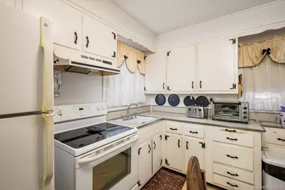 9 Walnut Place, Massapequa, NY 11758 - Photo 6