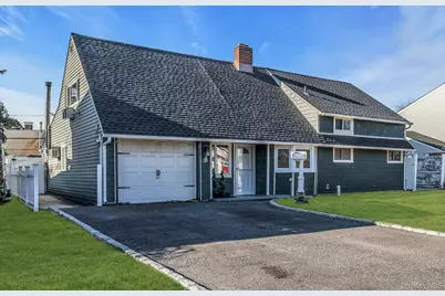 38 Fireplace Lane, Hicksville, NY 11801 - Photo 2