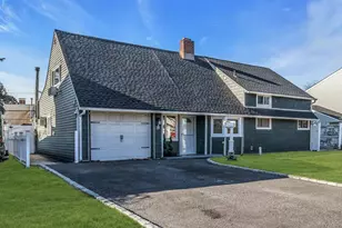 38 Fireplace Ln, Hicksville, NY 11801 - Photo 2