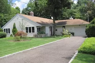 26 Ridge Dr E, Roslyn, NY 11576 - Photo 2