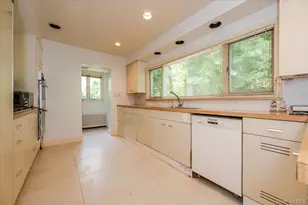 1 Parkside Dr, Great Neck, NY 11021 - Photo 10