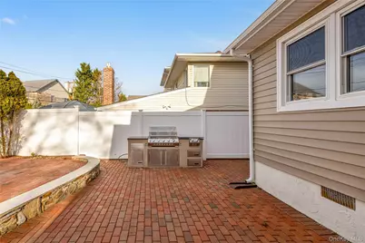 1554 Holiday Park Drive, Wantagh, NY 11793 - Photo 32