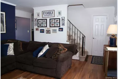 10 Clarence Street, Copiague, NY 11726 - Photo 6