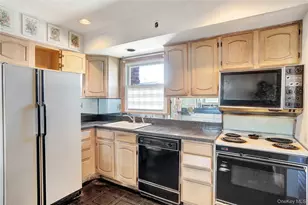 212 Newbridge Rd, Hicksville, NY 11801 - Photo 4