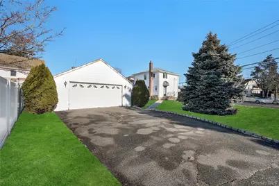 212 Newbridge Road, Hicksville, NY 11801 - Photo 18