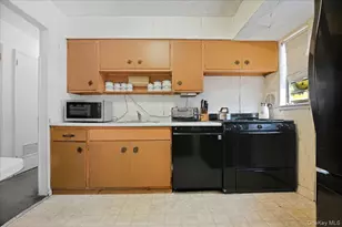 25 Lois Ln, Farmingdale, NY 11735 - Photo 10