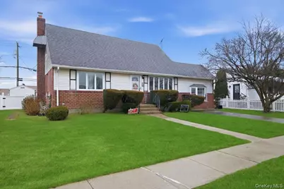 25 Lois Lane, Farmingdale, NY 11735 - Photo 2