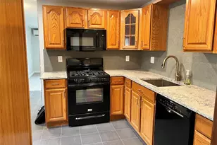 24 Lindner Pl, Smithtown, NY 11787 - Photo 2