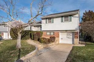 285 Southwood Cir, Syosset, NY 11791 - Photo 2